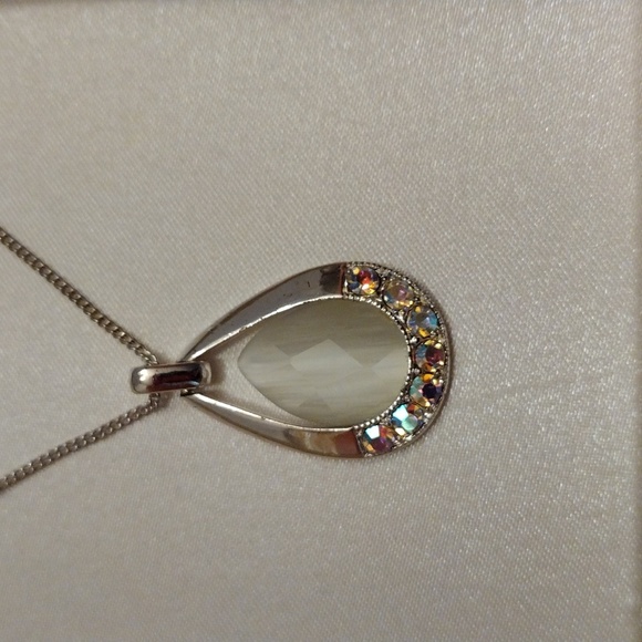 SOLD Beautiful Set of Iridescent Sparkly Silver Crystal Necklace & Earrings! - Picture 3 of 6
